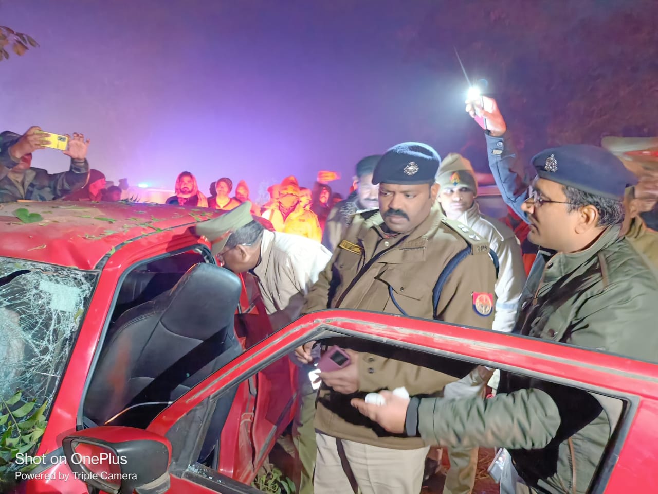 कासगंज में कोहरे के कारण पेड़ से टकराई कार, पति-पत्नी, बेटे सहित चार की मौत