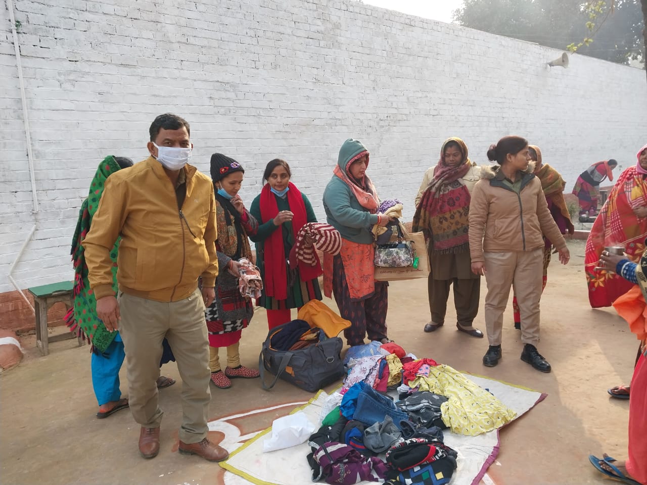 गोरखपुर -प्रभारी जेल अधीक्षक अरुण कुमार की उपस्थिति में फिर हुआ कंबल वितरण कार्यक्रम