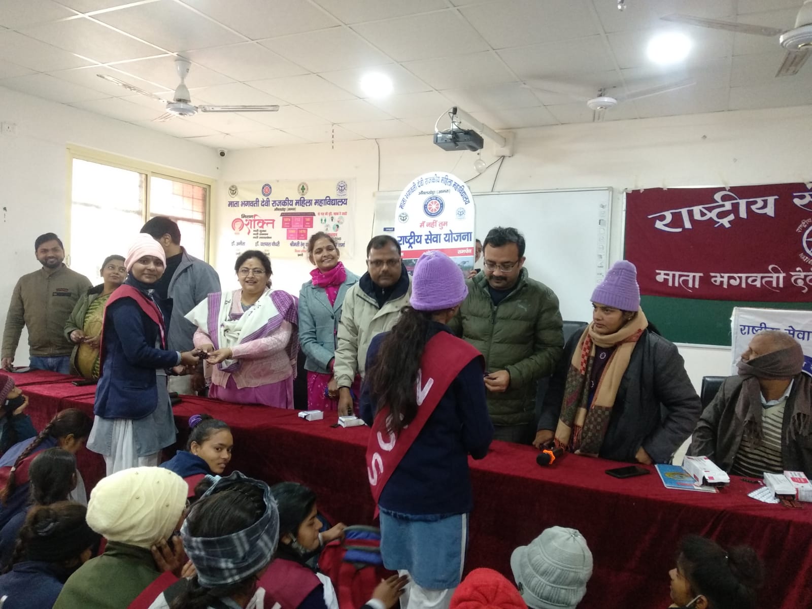 आगरा  -माता भगवती देवी राजकीय महिला महाविद्यालय की राष्ट्रीय सेवा योजना इकाई  के तत्वावधान में चल रहे शिविर में दी गई चिकित्सा एवं सड़क सुरक्षा संबंधी जानकारी
