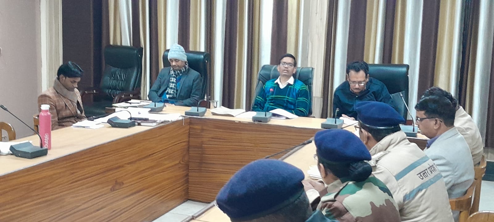 पीलीभीत -जिलाधिकारी की अध्यक्षता में अभियोजन एवं कानून एवं शन्ति व्यवस्था की बैठक सम्पन्न।