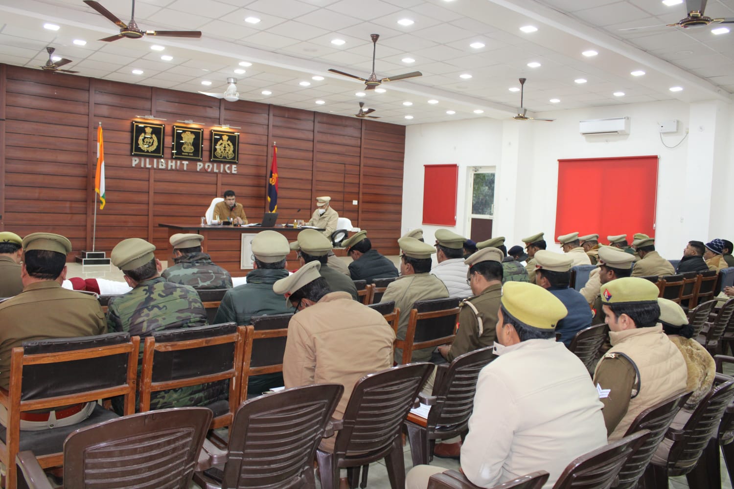पीलीभीत :पुलिस अधीक्षक ने पुलिस लाइन में समस्त राजपत्रित अधिकारीगण/थाना प्रभारियों/शाखा प्रभारियों के साथ अपराध एवं कानून व्यवस्था की समीक्षा गोष्ठी कर दिए आवश्यक दिशा-निर्देश।