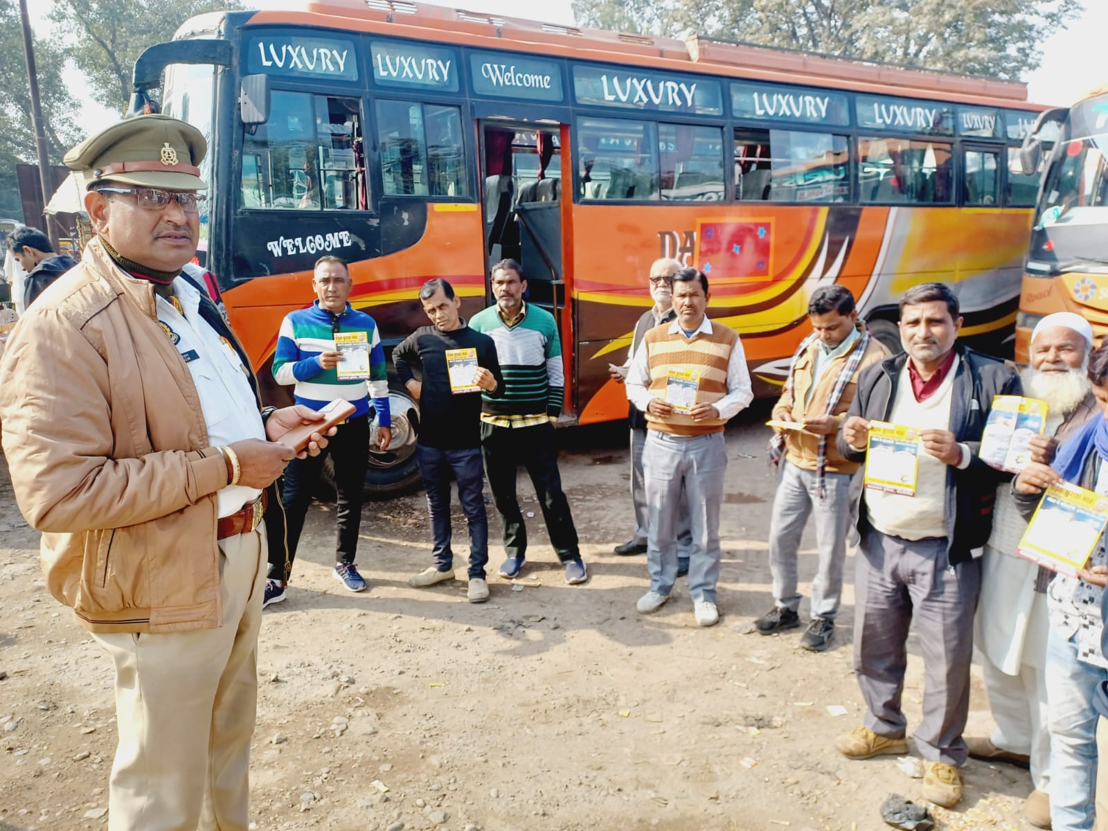 पीलीभीत :वर्तमान में शासन के निर्देशों से संचालित यातायात सड़क सुरक्षा माह अभियान।
