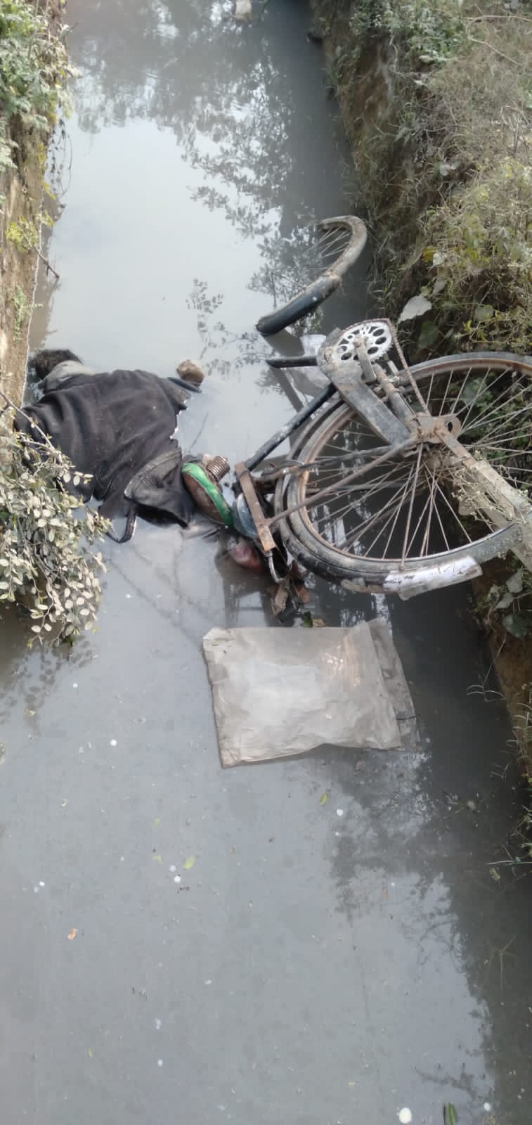 हरदोई :नाले में साइकिल समेत पड़ा मिला युवक का शव