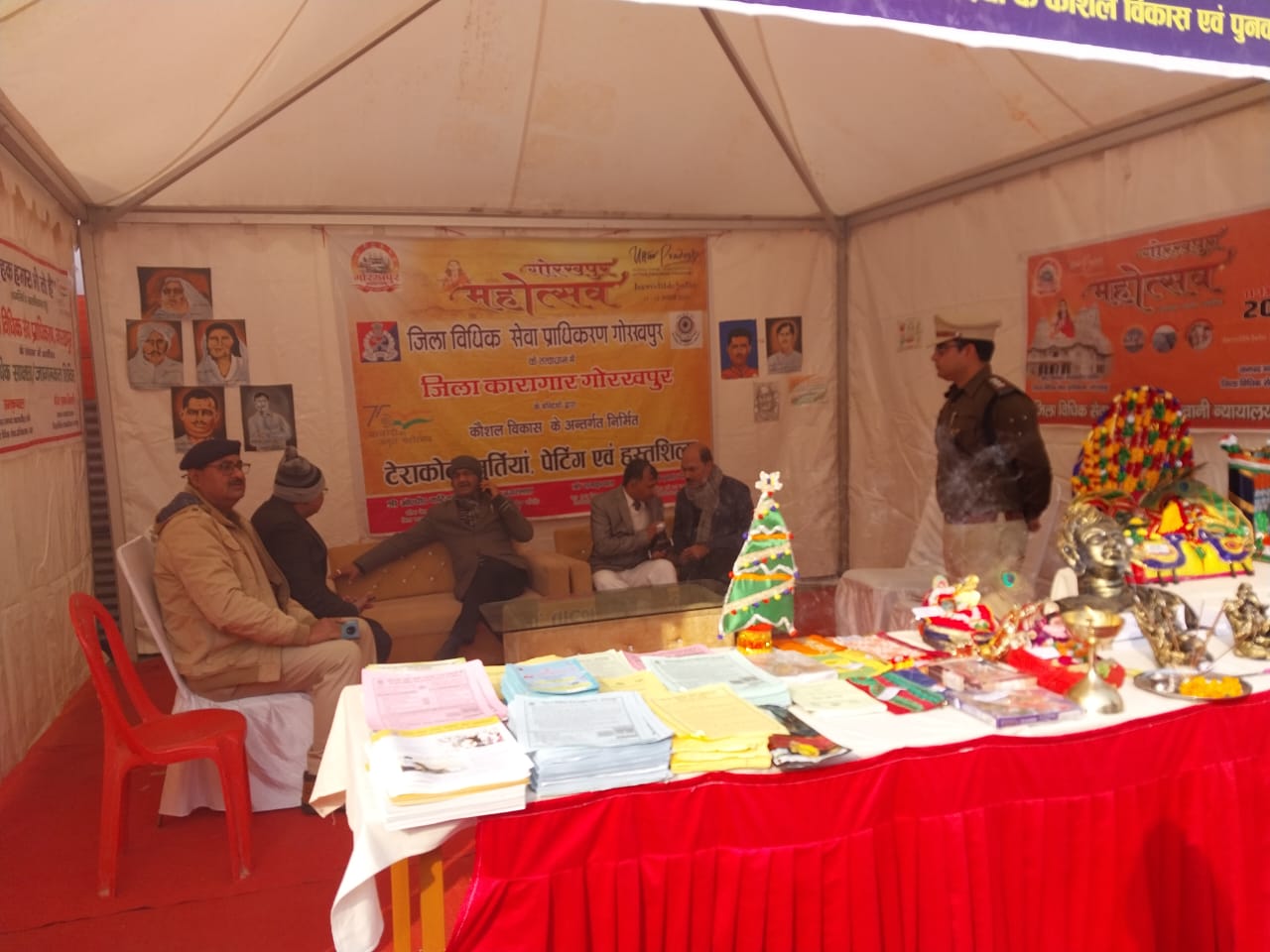 गोरखपुर: हस्थशिल्प की प्रदर्शनी गोरखपुर महोत्सव 2023 में कारागार का लगा स्टाल