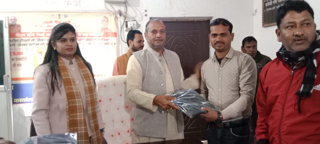 रायबरेली:डलमऊ नगर पंचायत अध्यक्ष के द्वारा ट्रैक सूट का वितरण किया गया