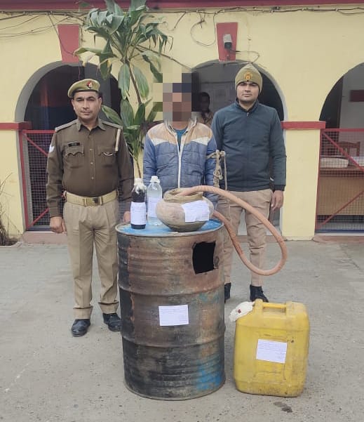 पीलीभीत :थाना बिलसण्डा,पुलिस द्वारा अभियुक्त को 40 लीटर कच्ची शराब व शराब बनाने के उपकरण के साथ गिरफ्तार कर भेजा जेल।