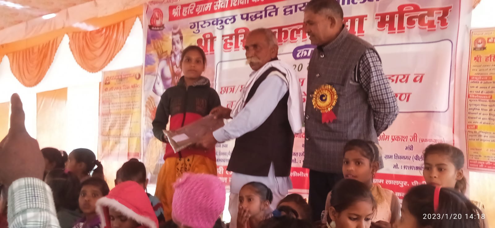पीलीभीत:गरीब बुजुर्गों को 251 कंबल एवं 121 गरीब बच्चों को ड्रेस वाटी गई।