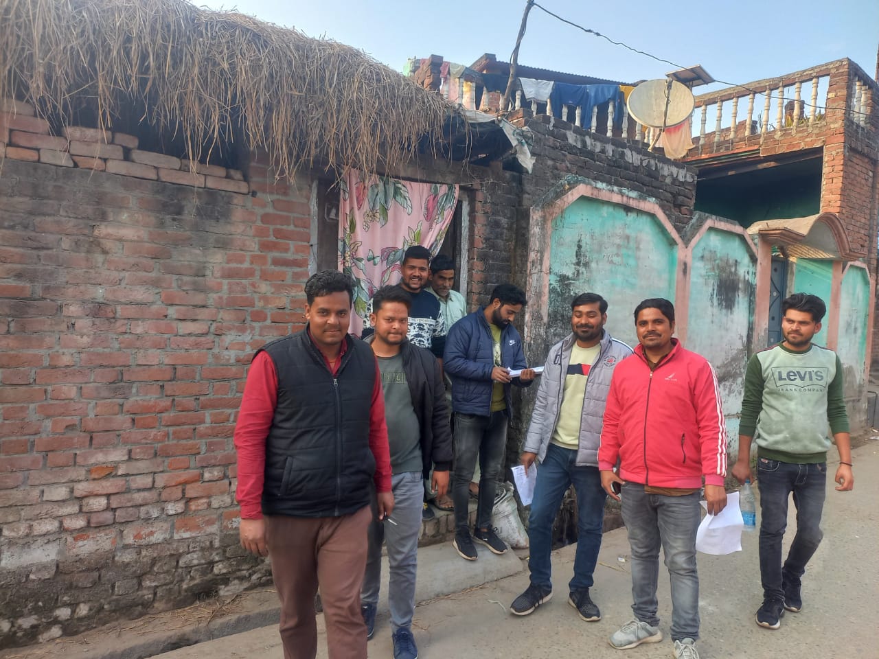 पीलीभीत:ग्राम पंचायत शेरपुर कलां में प्रधानमंत्री आवास योजना के पात्र लाभार्थियों के जांच को पहुंची टीम
