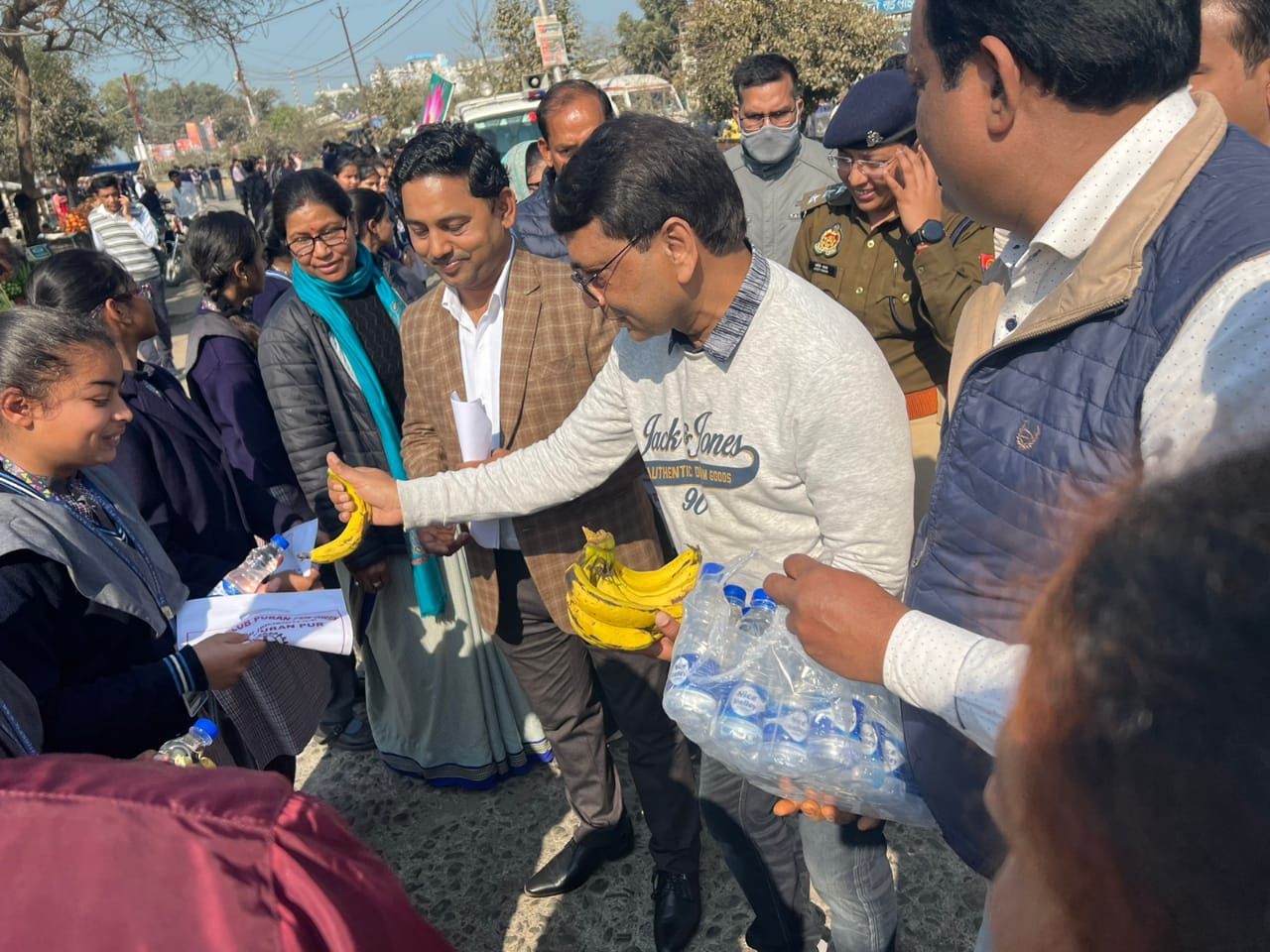 पीलीभीत:रोटरी क्लब पूरनपुर ग्रीन द्वारा आज नेताजी सुभाष चंद्र बोस की जयंती के उपलक्ष में एवं यातायात माह के अंतरगत स्कूली बच्चों द्वारा बनायी गई मानव श्रंखला