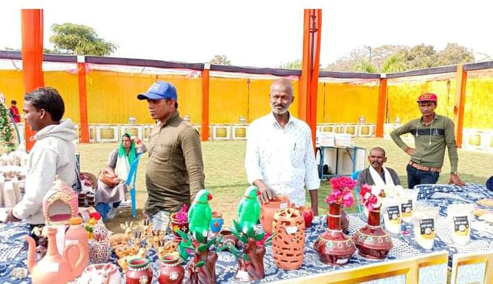 उमरिया -वन धन समिति के माध्यम से मिट्टी की विभिन्न वस्तुओं का राम रतन प्रजापति कर रहे विक्रय
