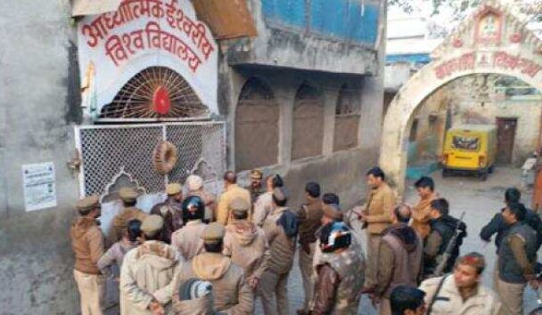 फर्रुखाबाद में बाबा वीरेंद्र देव का आश्रम एक बार फिर सुर्खियों में आया , महिला को लेकर मचा हड़कंप