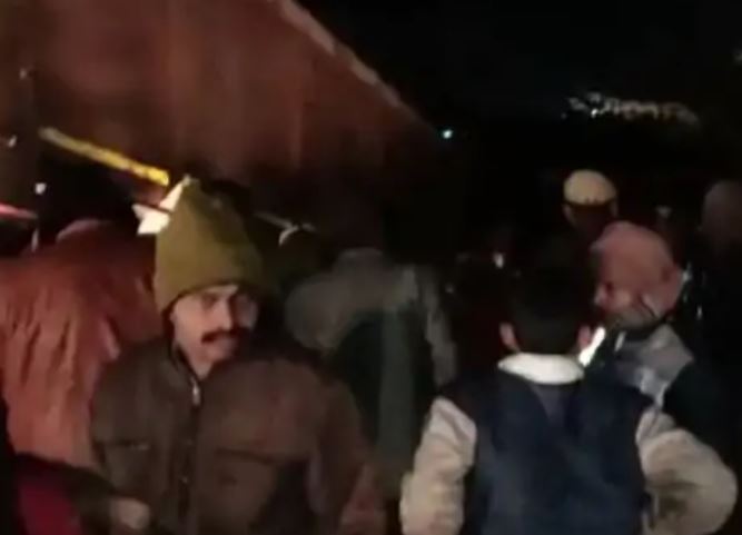 लखनऊ में गिरी बिल्डिंग, 3 लोगों की मौत:भूकंप आने के 3 घंटे बाद हुआ हादसा