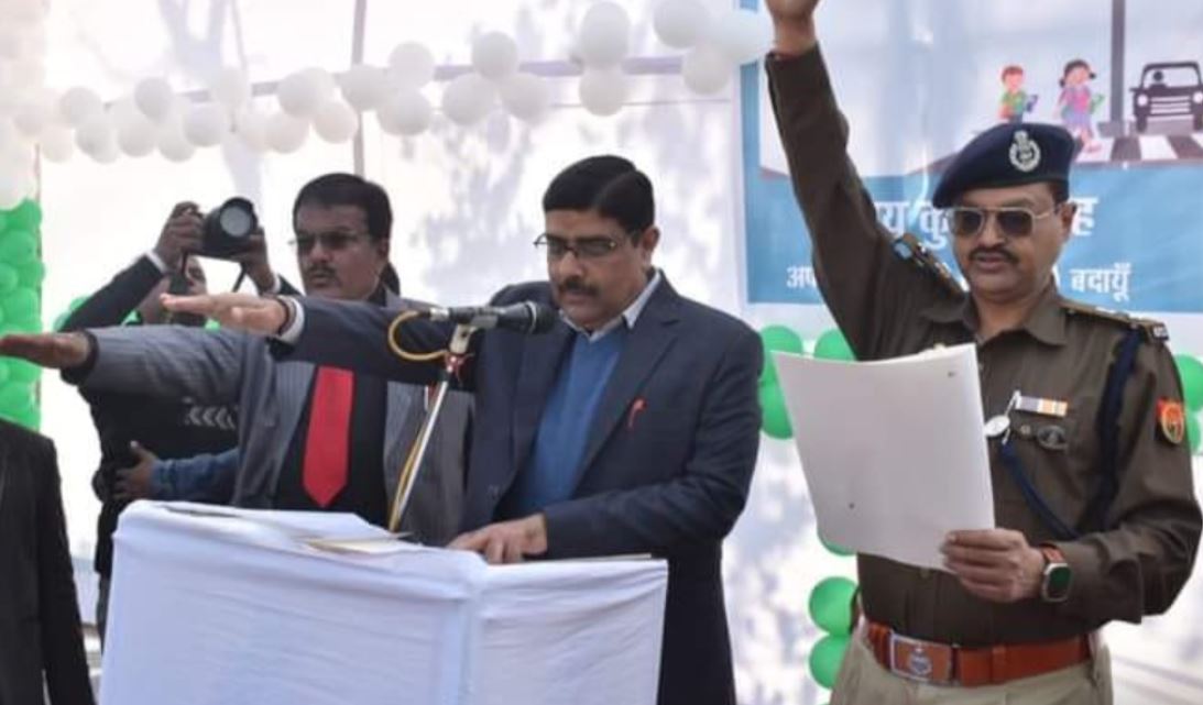 बदायूँ:डीएम ने मानव श्रृंखला बनाकार सड़क सुरक्षा नियमों की दिलाई शपथ
