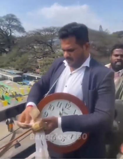 फ्लाईओवर से शख्स ने की नोटों की बारिश