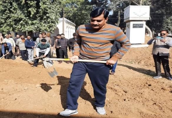 जब अलीगढ़ के डीएम छानने लगे जलेबी और कचौड़ी, जीता सबका दिल
