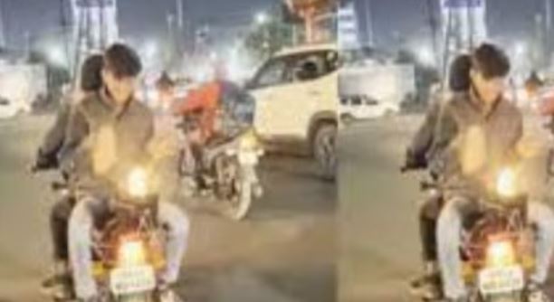 चलती बाइक पर सिगड़ी जलाकर आग ताप रहा था शख्स, वायरल हुआ