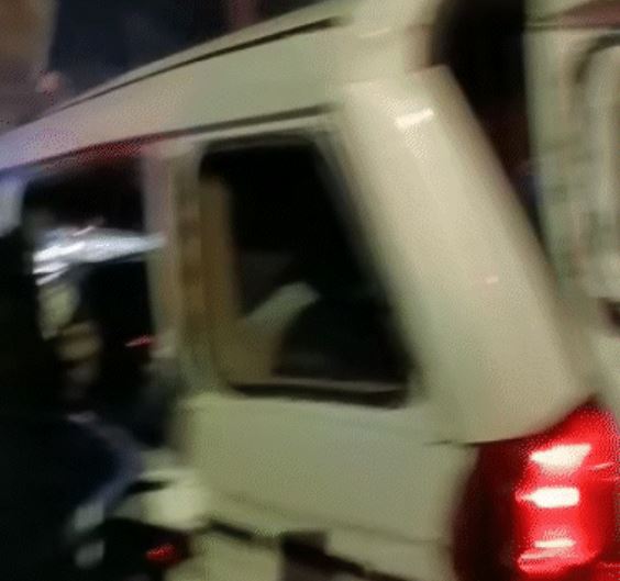 फ्लाईओवर से 30 फीट नीचे गिरी बोलेरो, अयोध्या से शादी समारोह से लौट रहे थे