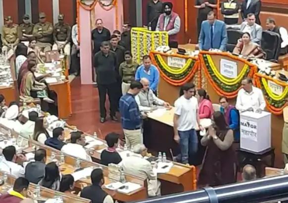 एमसीडी मेयर चुनाव के बाद बुधवार शाम को स्टैंडिंग कमेटी का चुनाव उसके बाद सदन में हंगामा