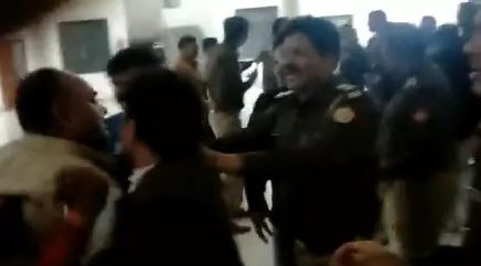 सिटी बस और कार में हुई थी टक्कर तो लखनऊ में थाने के अंदर वकीलों का हंगामा