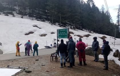 बर्फबारी के बीच कुल्लू के नंदा देवी में सुनील शेट्टी के शॉट्स, बीच में खराब हुआ मौसम