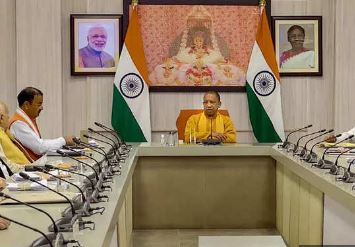 योगी आदित्यनाथ सरकार बदलेगी परंपरा, अब यूपी के जिलों में भी होगी कैबिनेट की मीटिंग्स