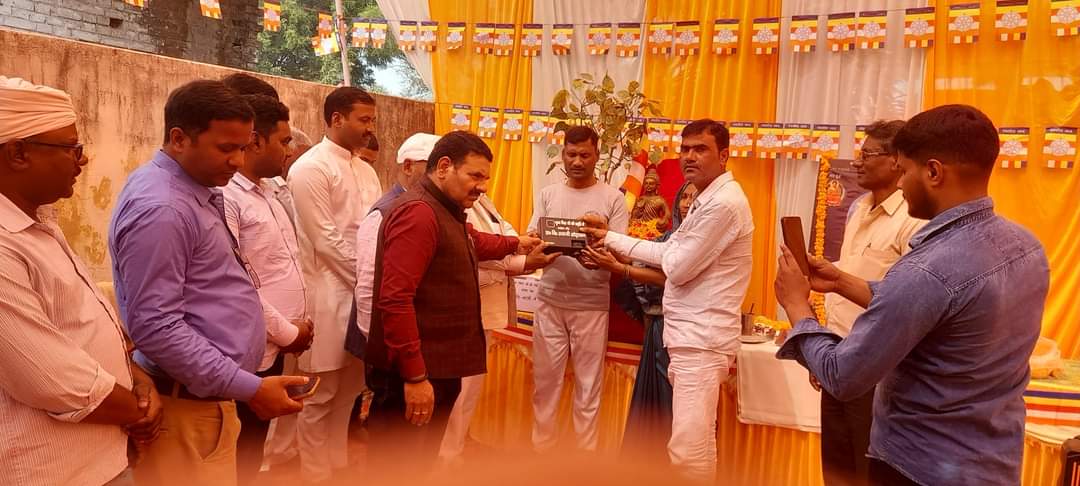 गाज़ीपुर :-बिरनो ब्लॉक के आराजी ओडासन गांव में तेरहवीं का बहिष्कार कर हुई श्रद्धांजलि सभा