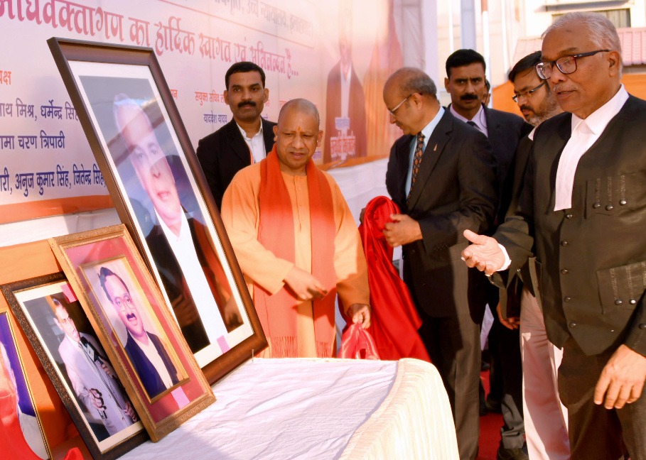 प्रयागराज- मुख्यमंत्री  ने हाई कोर्ट बार एसोसिएशन इलाहाबाद के स्थापना 150 वर्ष पूर्ण होने के अवसर पर आयोजित कार्यक्रम का दीप प्रज्वलन कर किया शुभारंभ