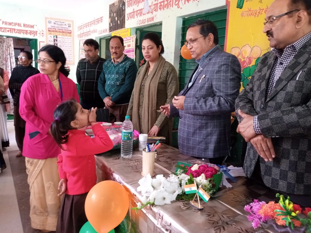 फर्रुखाबाद:सीएमओ ने 11 वर्षीय प्रियांशी को एलबेंडाजॉल की गोली खिला अभियान का किया शुभारंभ