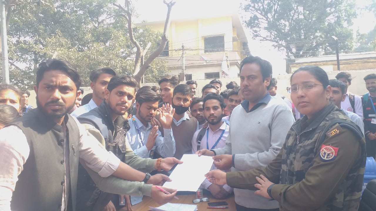 पीलीभीत :छात्रों से अधिक फीस वसूलने को लेकर थाना समाधान दिवस में नायब तहसीलदार को सौपा ज्ञापन