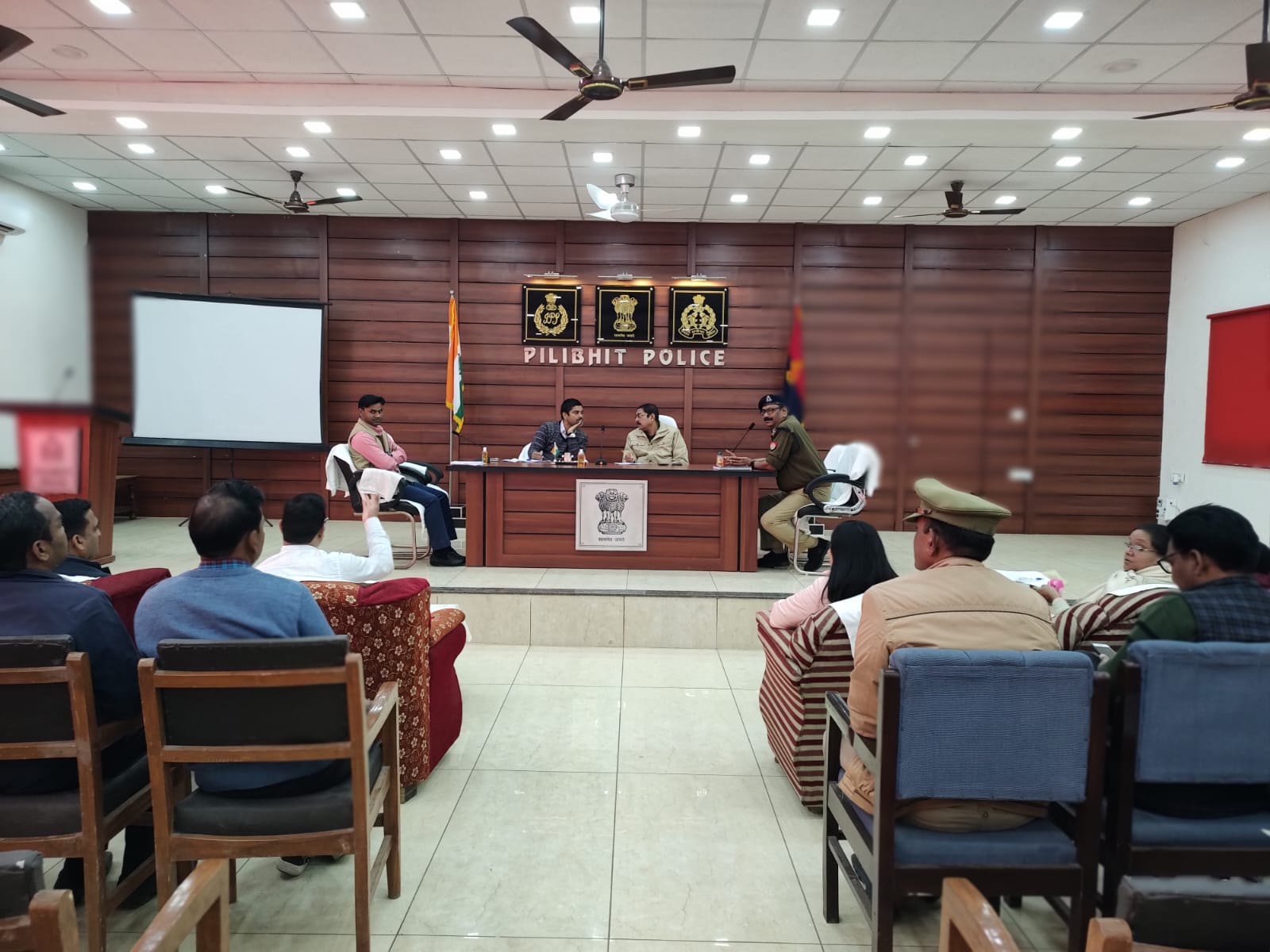 पीलीभीत: अपर पुलिस अधीक्षक डा0 पवित्र मोहन त्रिपाठी द्वारा किया गया “व्यापारी सुरक्षा प्रकोष्ठ” गोष्ठी का आयोजन
