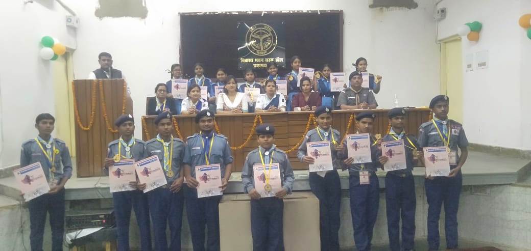 प्रयागराज-डी ओ सी गाइड का अधिकार पत्र व श्रीमती आकांक्षा केसरी को गाइड कैप्टन का अधिकार पत्र देकर किया गया सम्मानित