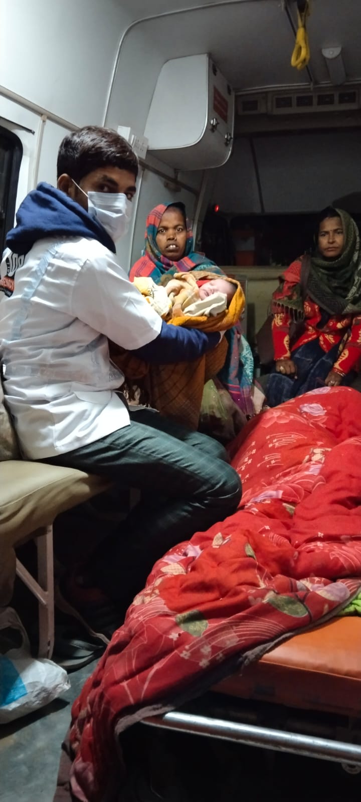 औरैया: अस्पताल ले जाते समय एंबुलेंस में दिया प्रसूता ने बच्चे को जन्म