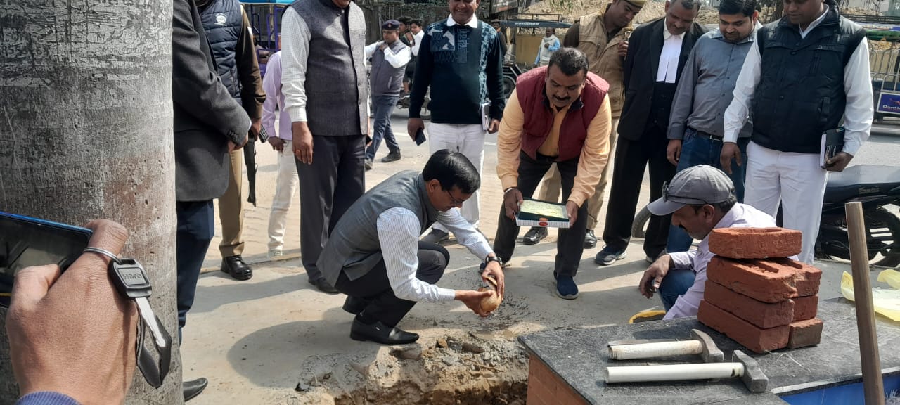 पीलीभीत ; जिलाधिकारी द्वारा पुलिस लाईन तिराहे के सौंदर्यीकरण के दृष्टिगत किया शिलान्यास।