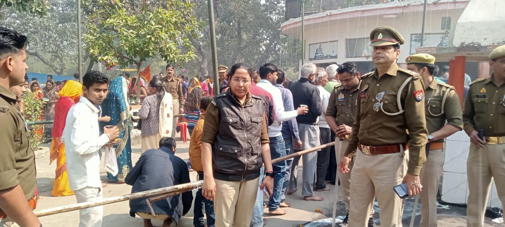 पीलीभीत:इकोत्तरनाथ मंदिर पर श्रद्धालुओं की उमडी भारी भीड़