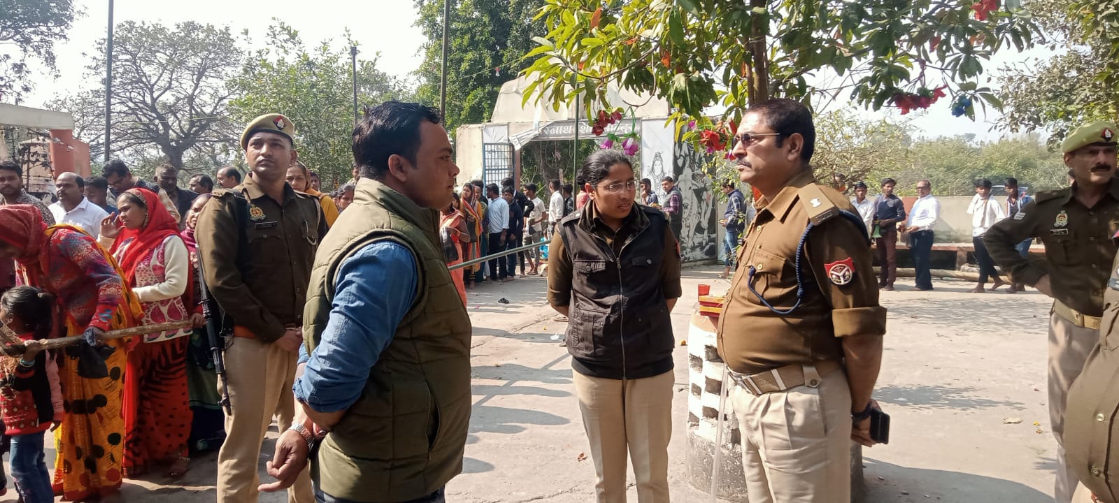 पीलीभीत:अपर पुलिस अधीक्षक ने महाशिवरात्रि पर्व के दृष्टिगत थाना घुंघचिहाई क्षेत्र के प्रमुख मन्दिर में भ्रमण किया