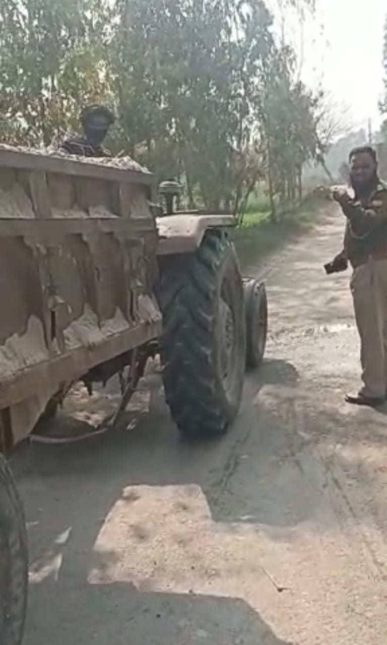 बरेली - अवैध खनन करते हुए टैक्टर ट्रॉली को पुलिस ने किया सीज।
