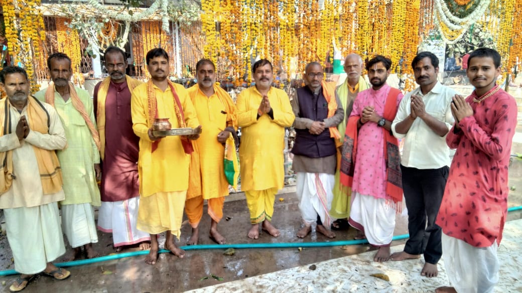 पीलीभीत :महुआ गुन्दे में चल रहे श्री रुद्र महायज्ञ एवं रासलीला का हुआ समापन</em>