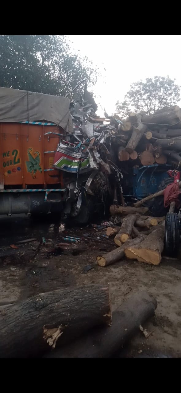 बरेली - आंवला शाहबाद रोड पर ट्रक और ट्रैक्टर ट्राली में हुई जोरदार टक्कर दो घायल।