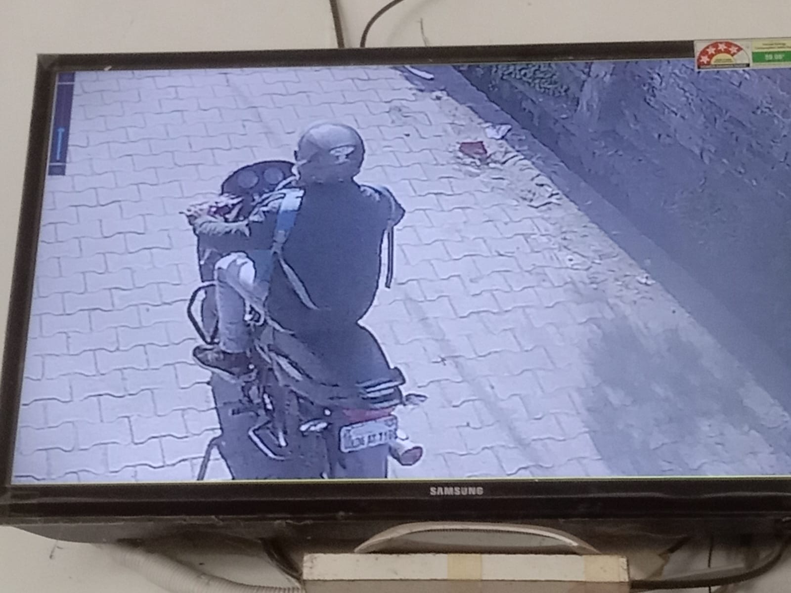 पीलीभीत : बाइक सवार चार युवकों ने महिला को गुमराह कर की लूट-पाट ,घटना सीसीटीवी कैमरे में कैद