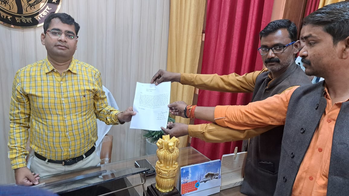 गाजीपुर : न्याय न मिलने पर आत्मदाह की दी चेतावनी, उप जिलाधिकारी को दीया पत्रक
