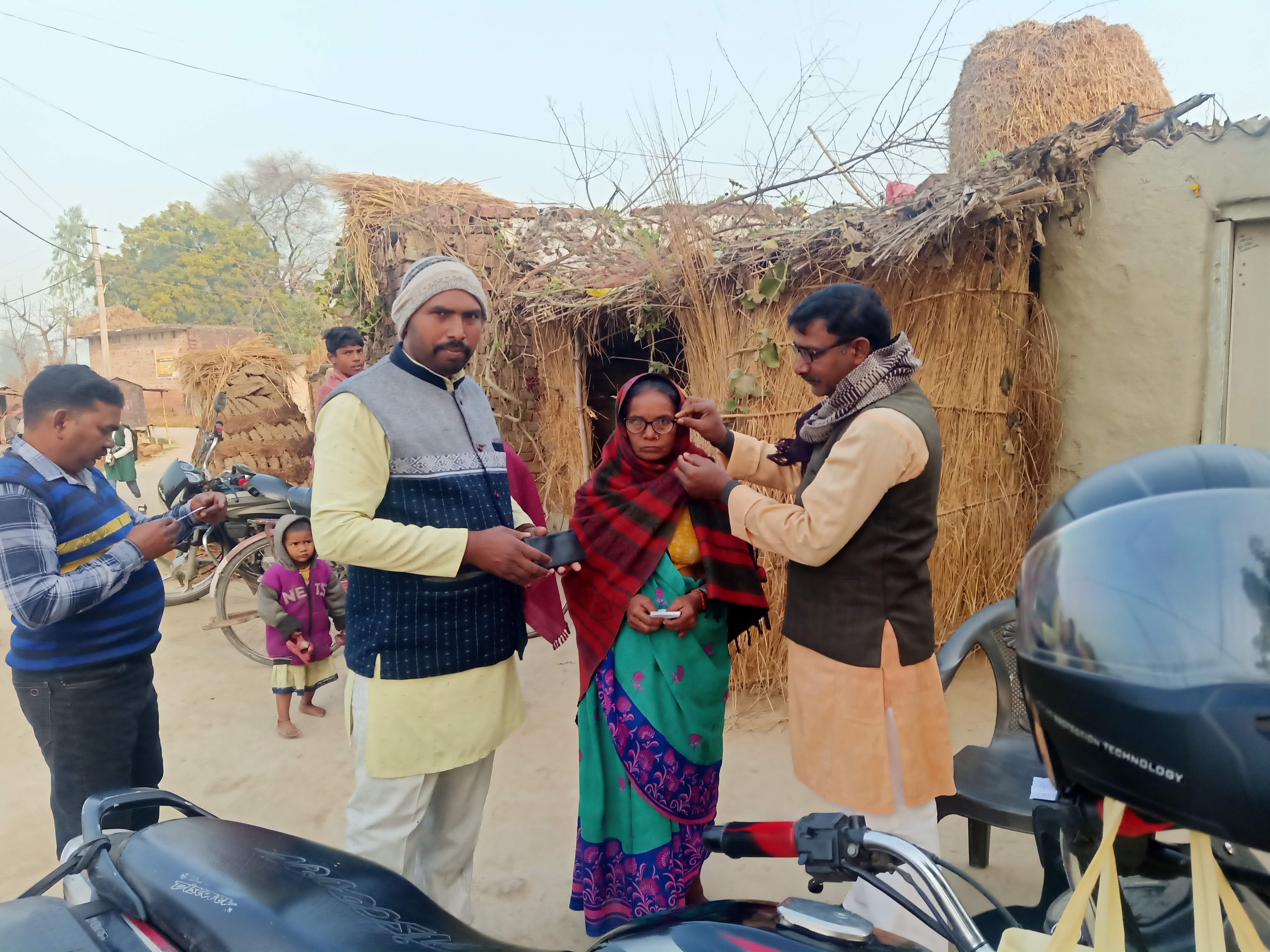 गाज़ीपुर/बरही:-संस्था के पद्धिधिकारी घर घर जा कर वाट रहे चश्मा