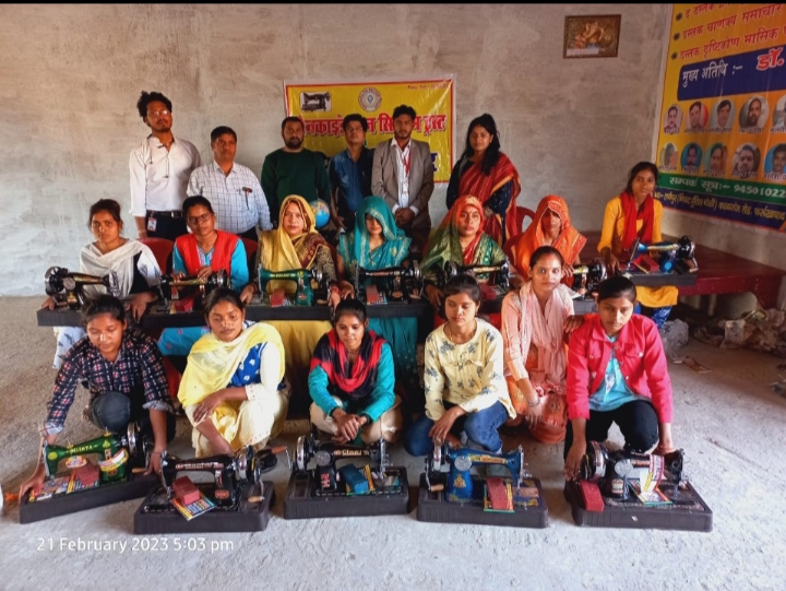 फर्रुखाबाद: दस्तक मीडिया ग्रुप के जिला कार्यालय पर निशुल्क सिलाई मशीन वितरित की गई