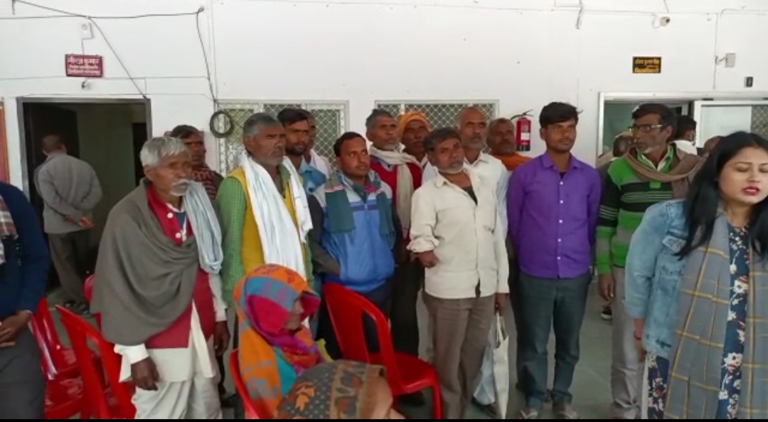 फर्रुखाबाद: महिला पूर्व प्रधान एक दर्जन ग्रामीणों के साथ पहुंचे डीएम कार्यालय