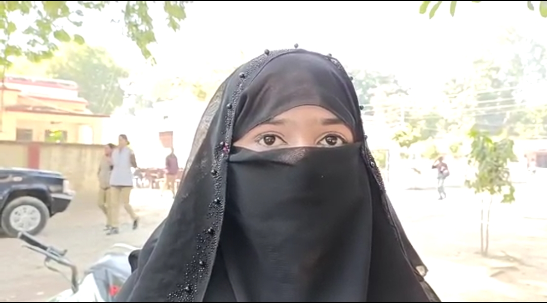 फर्रुखाबाद:पीड़ित युवती पहुंची एसपी कार्यालय