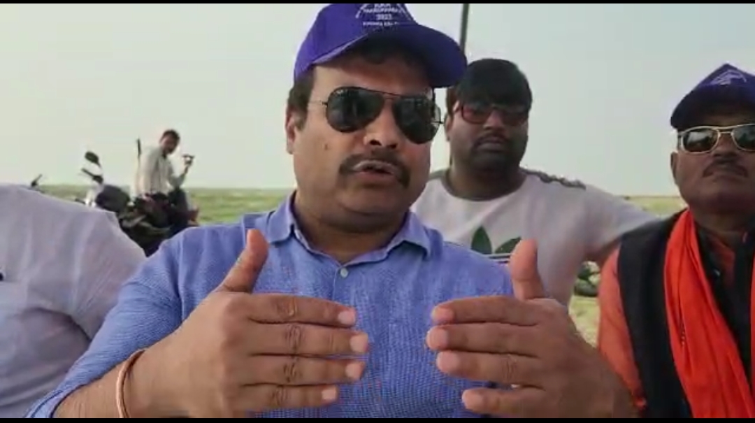 फर्रुखाबाद :मोहन अग्रवाल ने फीता काटकर किया काईट फ्लाइंग टूर्नामेंट का शुभारंभ