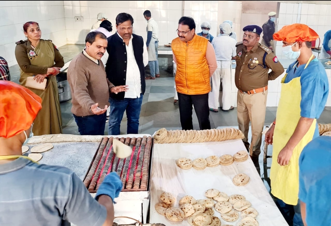 फर्रुखाबाद :मेजर एसडी सिंह मेडिकल कॉलेज के डॉक्टरों ने जिला जेल की किचन को देखा और खाने की गुणवत्ता को परखा