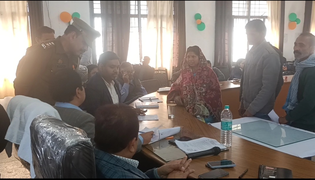 फर्रुखाबाद :महिला ने तहसील दिवस में रो-रोकर लगाई गुहार पुलिस की मिलीभगत के चलते नहीं मिल रहा न्याय