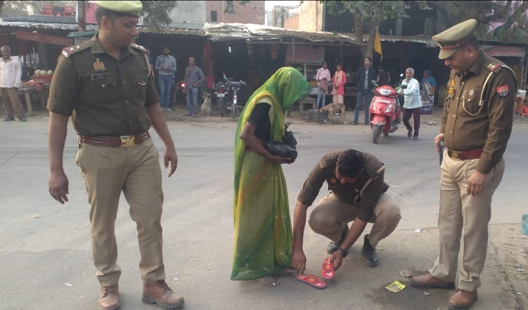 फर्रुखाबाद :यूपी पुलिस का मानवीय कार्य महिला को अपने हाथों से पहनाई  चप्पल
