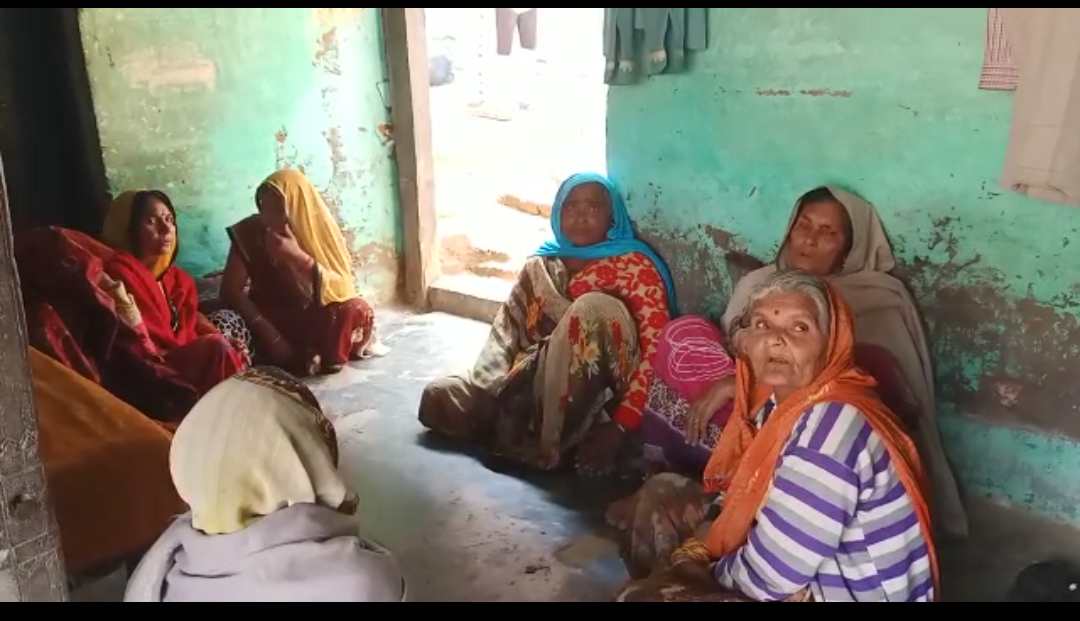 इटावा: अज्ञात कारणों से लडकी ने घर में फांसी लगाकर आत्महत्या की।