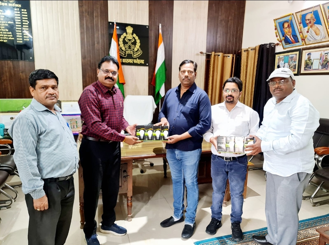 फर्रुखाबाद : जिला कारागार में निर्मित  एलईडी बल्ब की पहली डिलीवरी आयुर्वेदिक मेडिकल कॉलेज में की गई